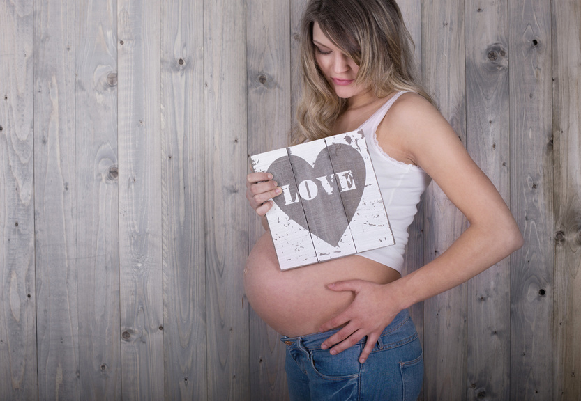 schöne moderne schwangere mit love holz